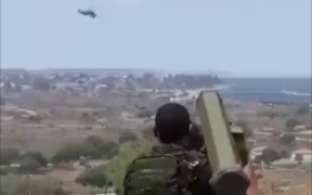 哈马斯战士在巴勒斯坦加沙击落以色列武装直升机。