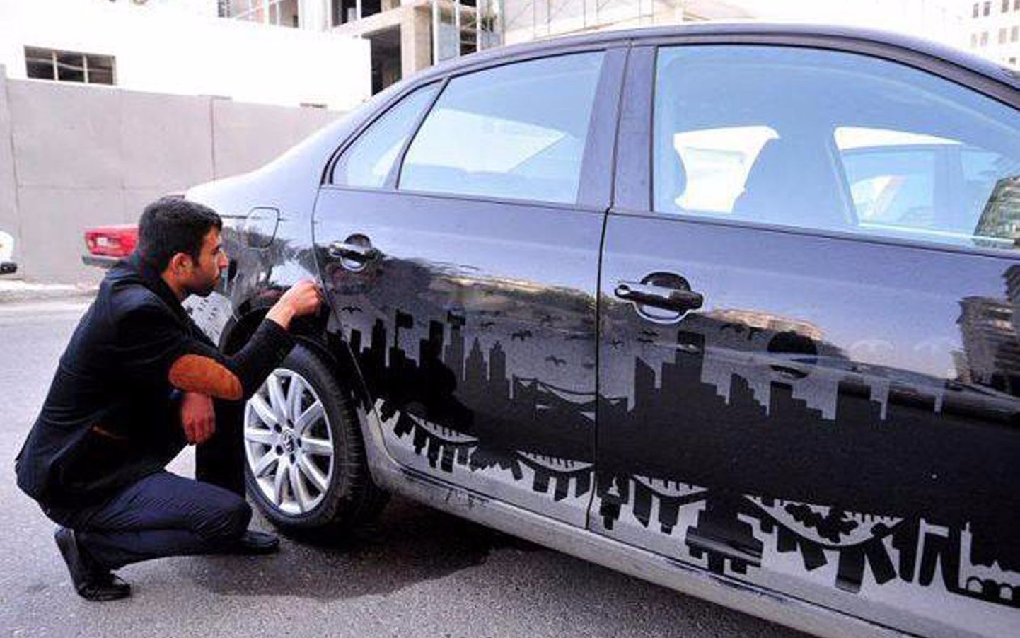 泊车员成艺术家，靠车灰作画，让车主不舍得洗车