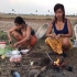 柬埔寨小姐姐在荒废的小屋旁煮蛋吃，看得口水猛咽
