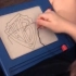 一直喜欢看他画画！自闭症孩子在儿童涂鸦板上创作，超级治愈！惊艳所有人！
