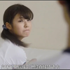 女孩用瓶子解决生理问题被哥哥看到