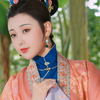 从《雍正十二美人图》里走出来的清装佳人！ 倚栏不语间，鹊影入云，这古典妆造也太绝了