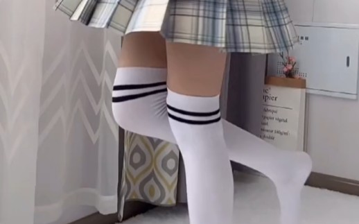 Is it okay to wear jk with student socks?