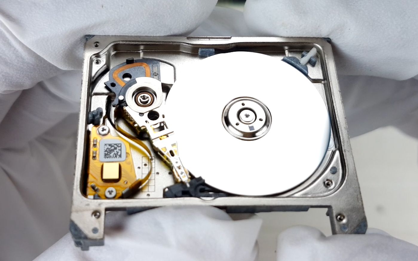 拆解和手表一样大小的CF机械硬盘，和普通硬盘大同小异的内部构造_哔哩哔哩 (゜゜)つロ 干杯bilibili