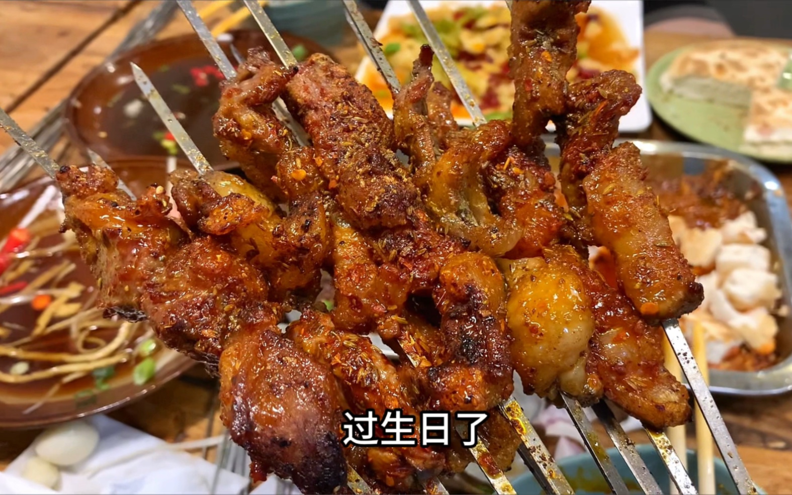 馋嘴老登过生日，第一顿19元吃早餐，第二顿孩子买的15元糊辣汤还专门多放了两勺辣子，第三顿和馋嘴伙计200元吃烤肉