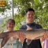 越南小伙阿俊抓到了一条很大的鱼，带过来跟团队一起吃