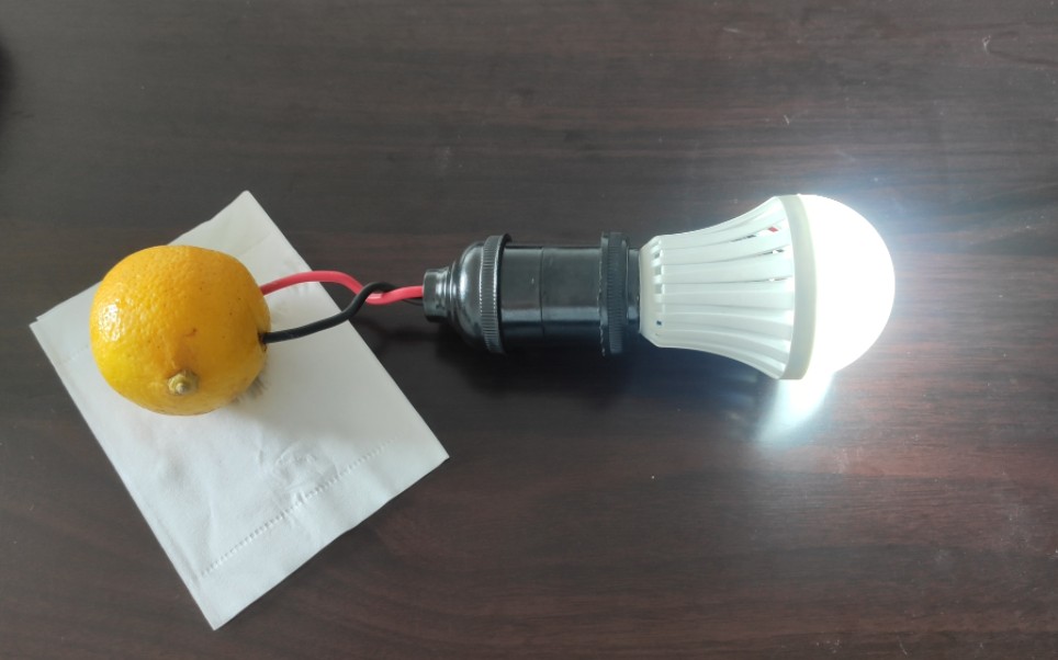 震惊！电灯插在柠檬上就能点亮！莫非就是传说中的水果电池？