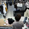 女子不穿内裤试穿衣服，第二天要求退换遭拒后怒怼：你没去国外生活过