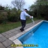 靠各种清理泳池的视频，英国小哥Miles Laflin吸引了1100万粉丝的关注