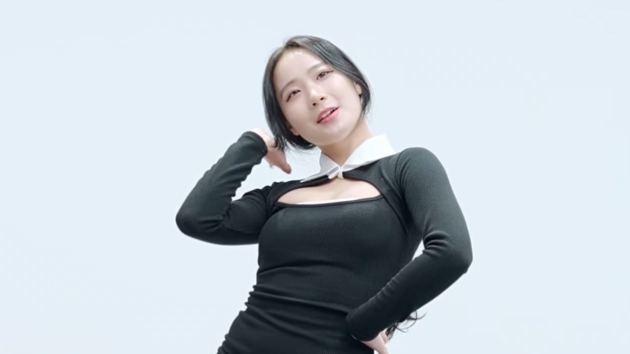 Jung In, short hair, black dress.