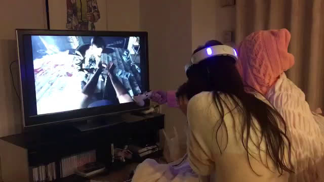 妹子玩vr恐怖游戏被吓到了