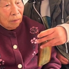 男孩帮奶奶用人脸识别进行老年认证 谁知眨眼对奶奶来说这么难 #人力识别#老年认证
