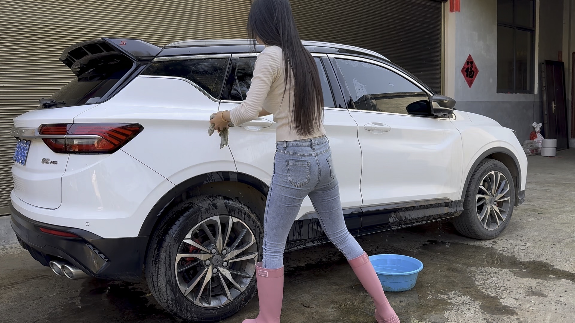 173大长腿不蹬三轮车可惜了，还得自己动手洗车，真是太勤快了吧