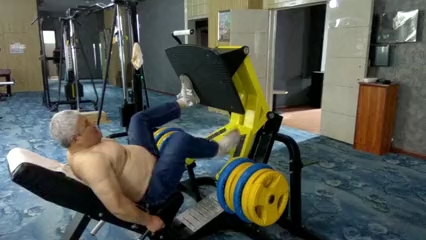 71岁老头蹬腿440斤