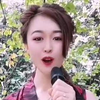 女主播户外唱歌