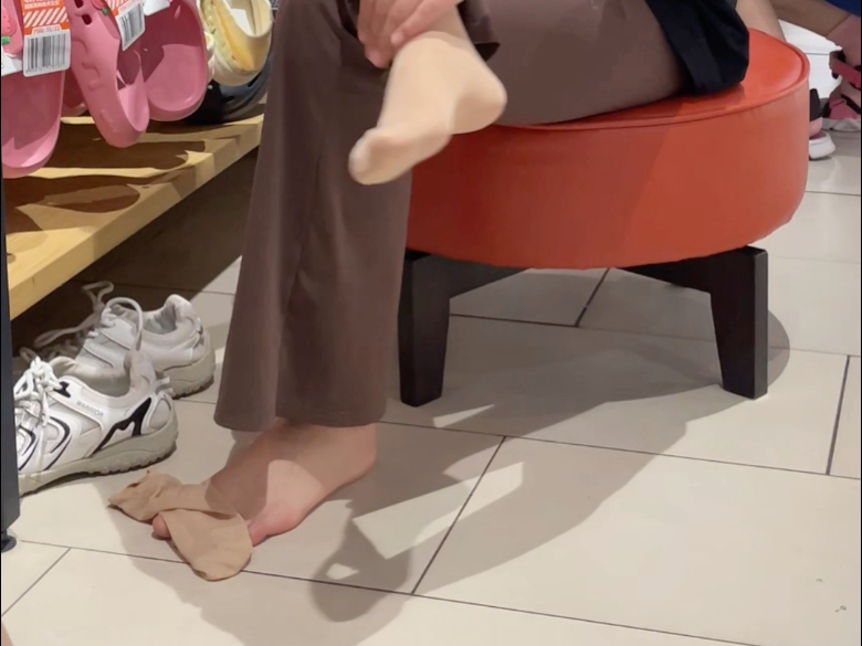 商场换袜子？