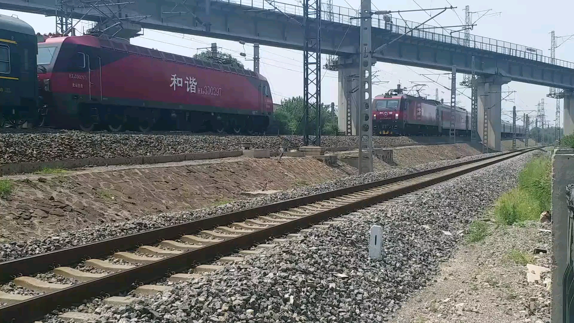 【中国铁路摄影】k1024次和半红半绿的k887次通过天津南仓枢纽_哔哩