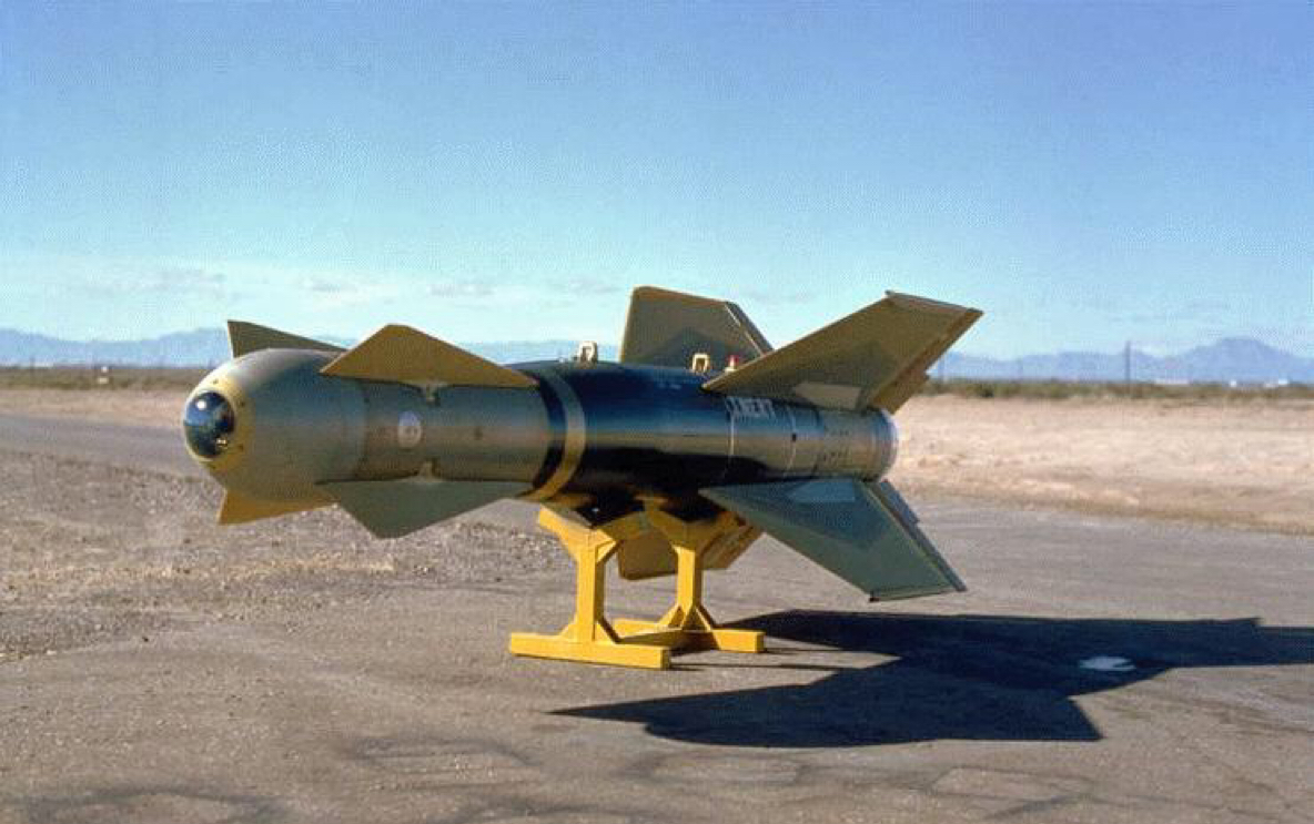 美国GBU-15电视制导滑翔炸弹对陆/海目标打击测试画面