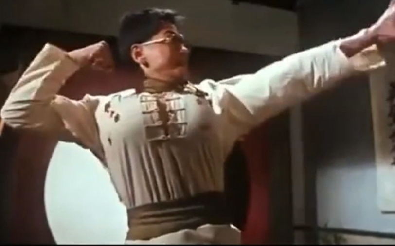 僵尸叔叔 道士请祖师爷上身,吓得僵尸连连后退,谁知道后面却漏气了