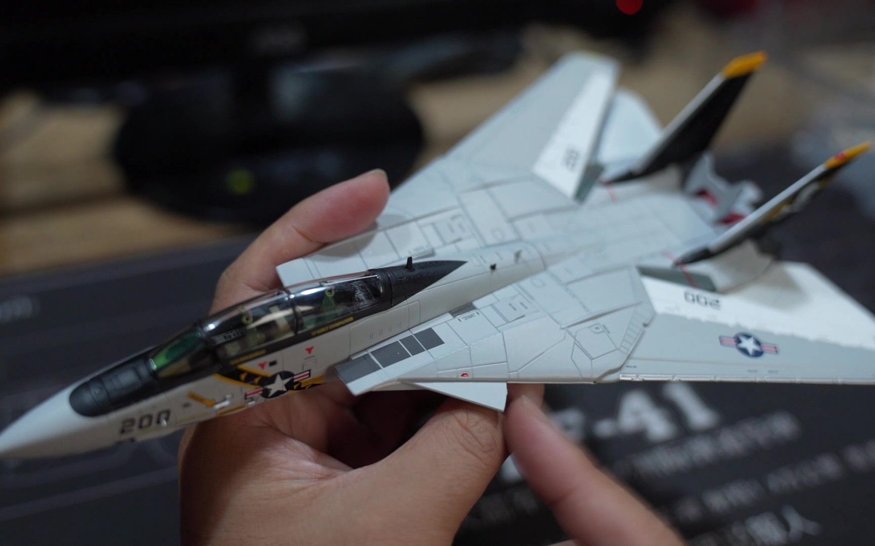 “猫王”F-14A战斗机海盗旗中队合金成品模型开盒测评