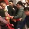 男子结婚被扒裤子扔池塘，其父持木棍怒斥婚闹者