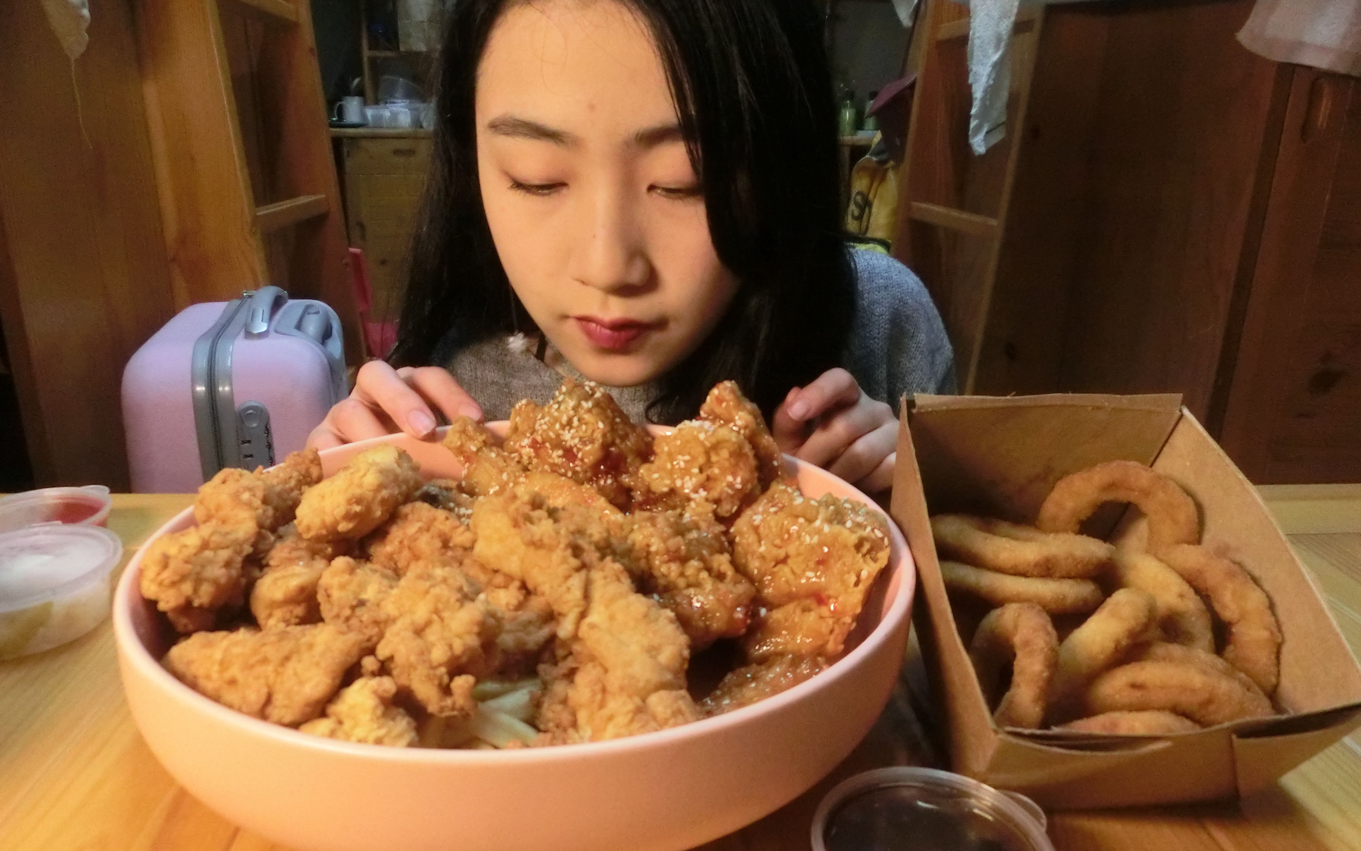 这个吃播的妹子好漂亮