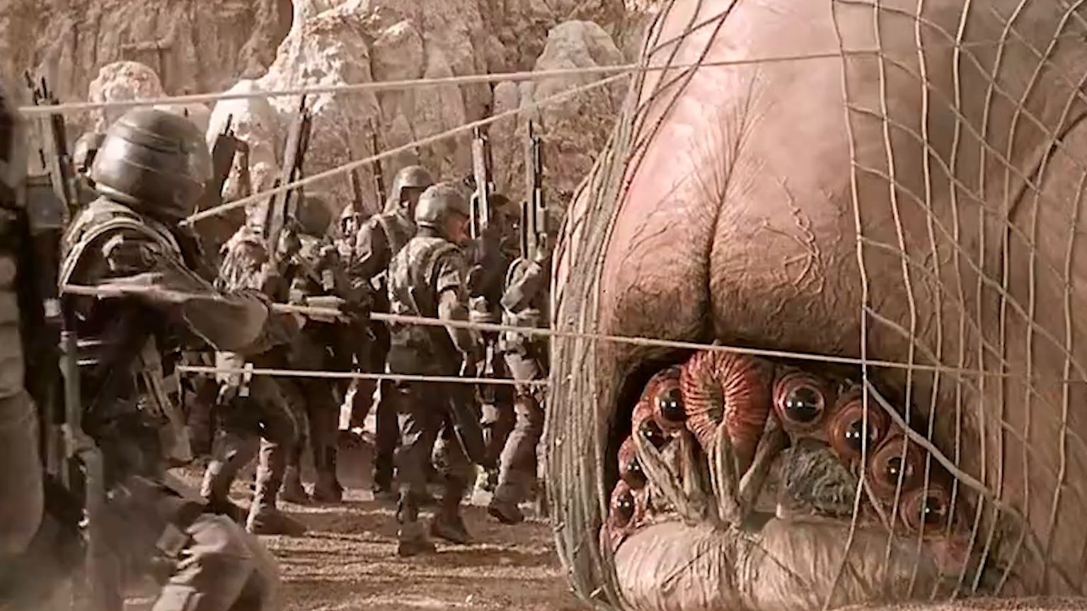 26年前的科幻电影，直到今天，仍是无数人心目中的科幻神作！《星河战队》