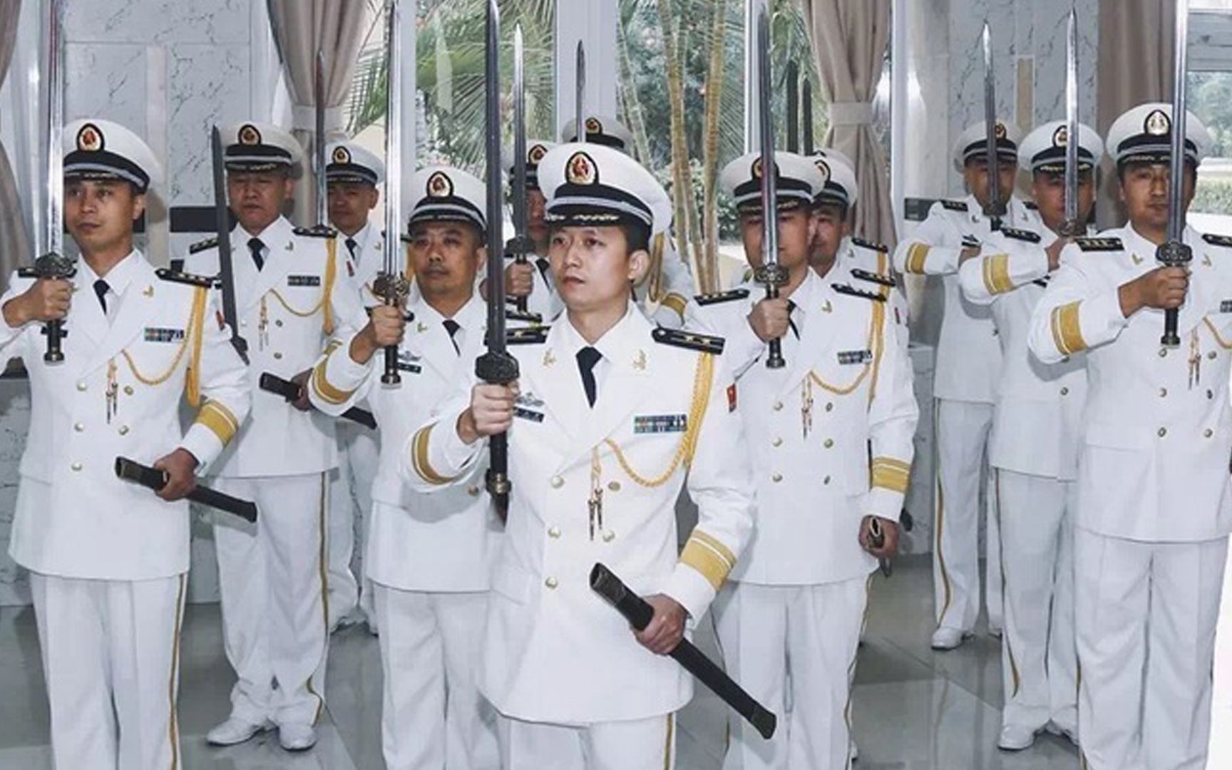 中国海军舰长佩剑是龙泉剑！