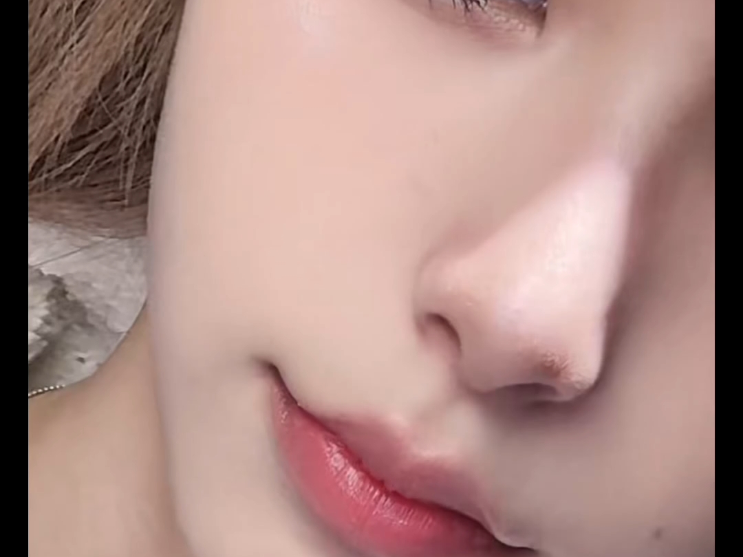 能看见汗毛和痣的高清美女