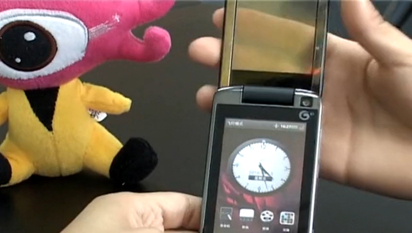 手机零距离：双屏明系列 摩托TD智能MT810评测