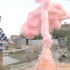 小伙尝试做世界上最著名的大象牙膏实验，直接喷出十米高的泡沫柱