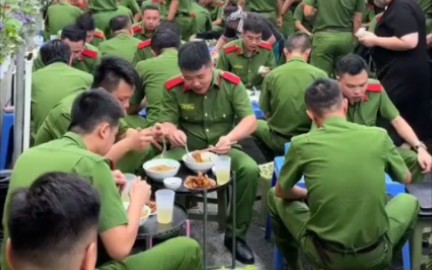 早餐时柬埔寨和越南边防警察在同一家店吃米粉
