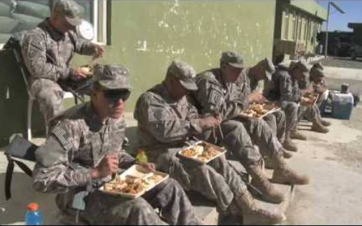 在驻阿富汗基地吔饭的美军（过感恩节）