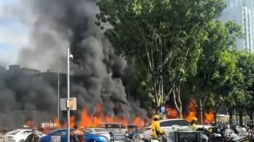 12月1日，广州消防回应沙园地铁站附近突发火情：一货车起火，无人伤亡被困。