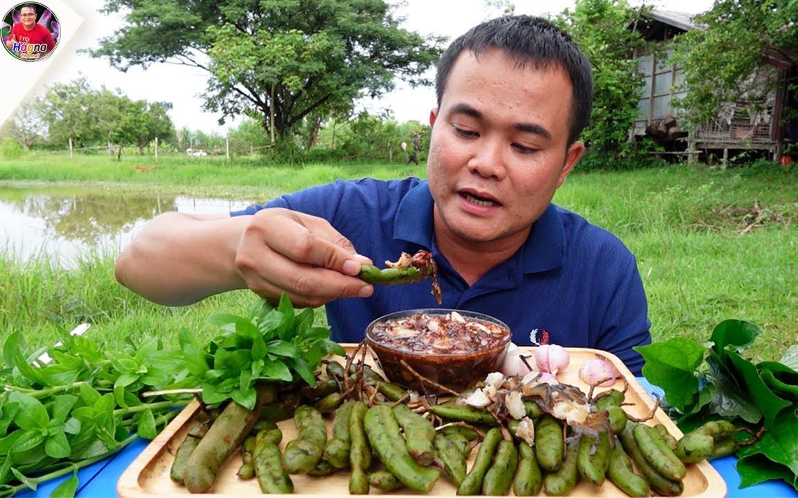 泰国特殊美食香面罗配小螃蟹。蘸鱼露。好吃上头