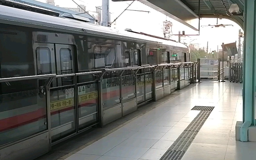 上海地铁1号线两款钢铁侠起步，声音有区别，2017年上线的钢铁侠一世牵引是中国国产的中车时代电气，2019年上线的钢铁侠二世牵引采用的是西门子（起步警报器声音）