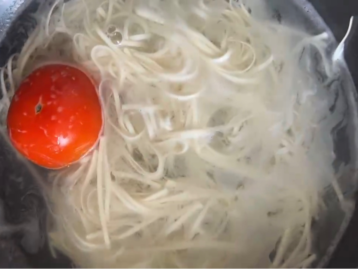 做西红柿鸡蛋面给大家吃
