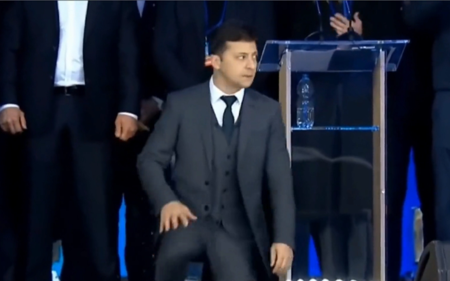 泽连斯基电视直播下跪，这潇洒一跪，击败对手成功当选乌克兰总统