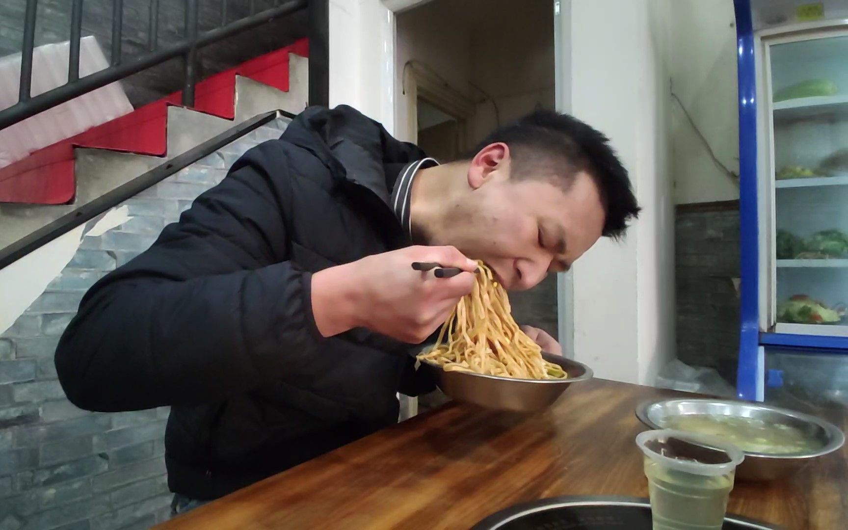 入味哥下馆子一碗涡阳干扣面配碗鸡蛋酸汤搅拌一下百吃不厌