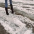 美女穿雨靴踩雪踩泥