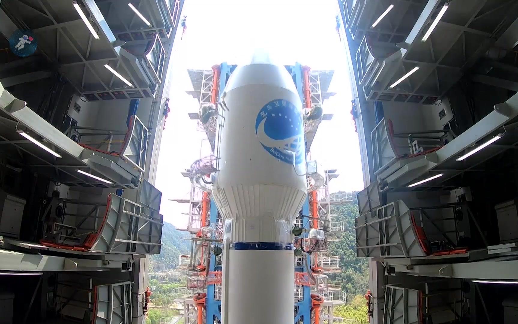 【太空100秒】围观！火箭卫星是这样“爬”上发射塔的