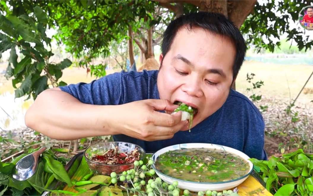 泰国嗯哼哥吃播 今天喝田螺肉臭酱汤 糯米饭   绿化带绿叶菜和生花椒