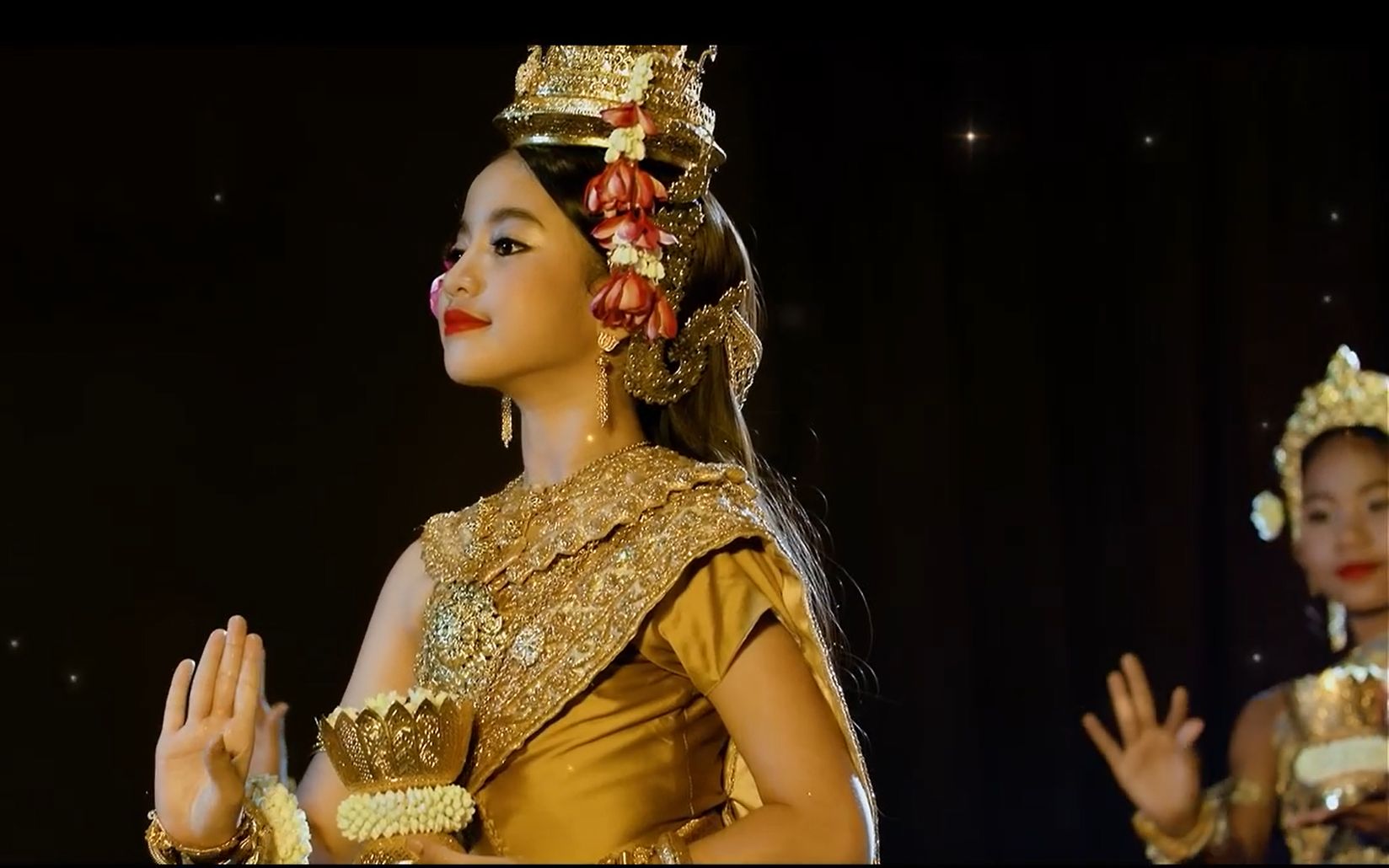 10岁柬埔寨公主惊艳了！五官立体眼神清澈，媲美凯特女儿夏洛特_珍娜