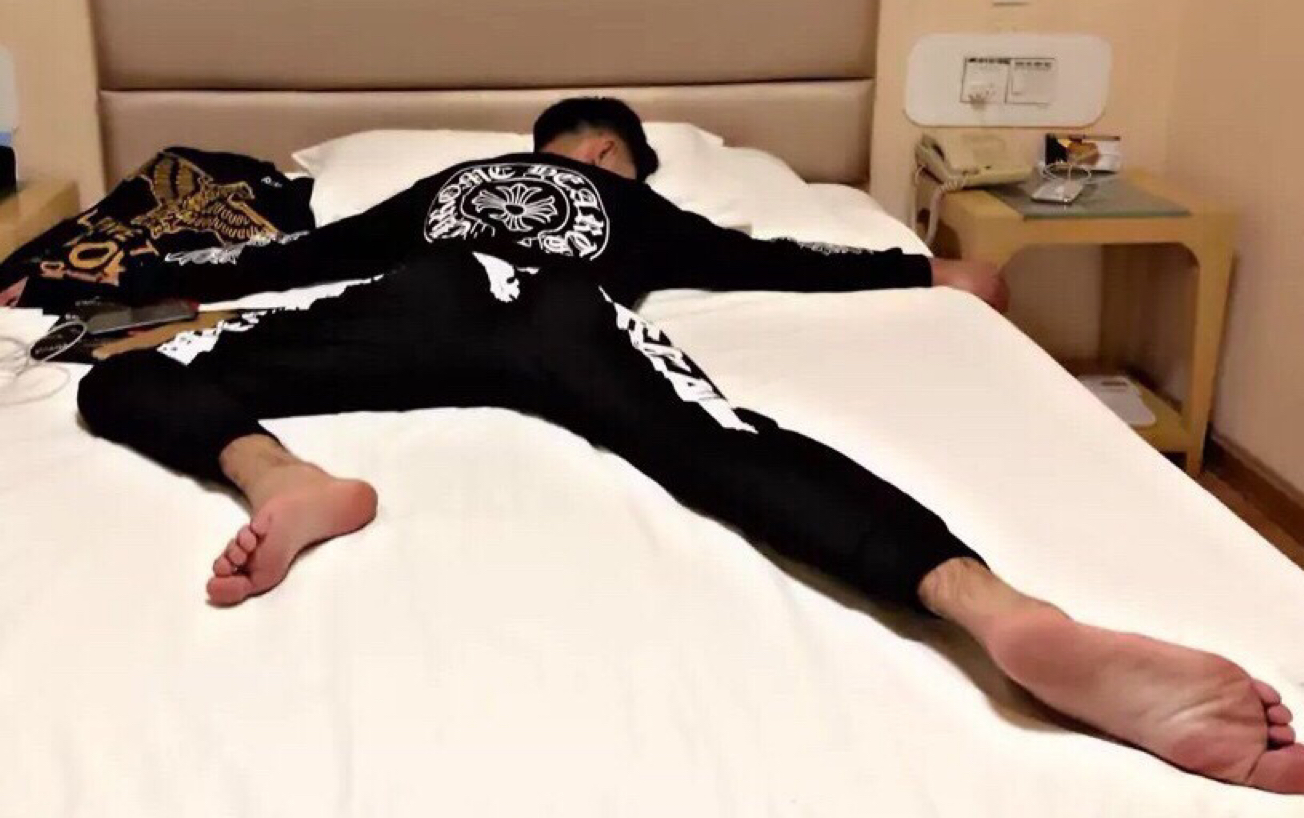 帅哥白袜视频～这是一段有味道的事情～_日常_生活_哔哩哔哩