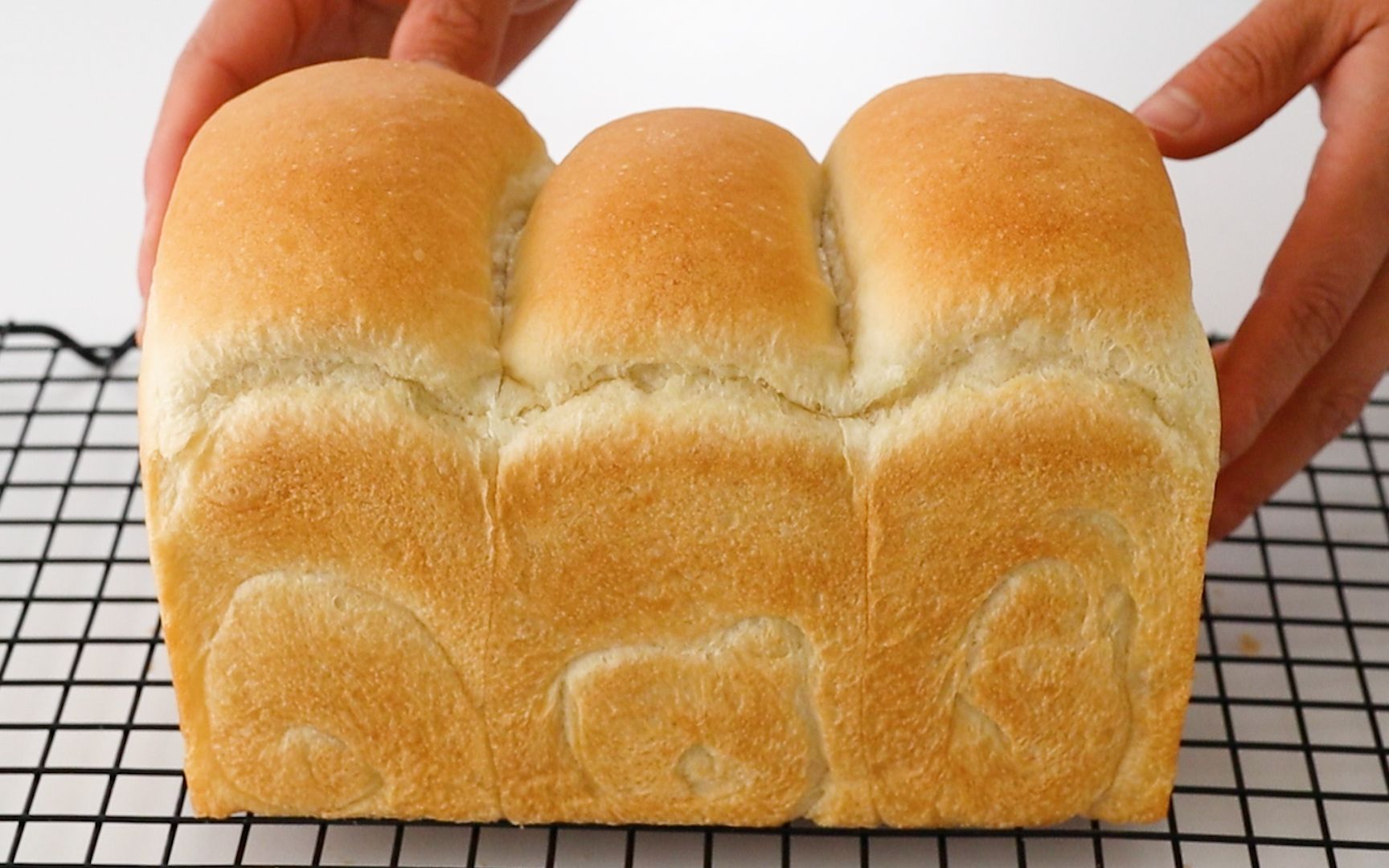 再也不用买面包了！无需揉面，无蛋，无黄油！发现这个最简单最便宜的面包食谱