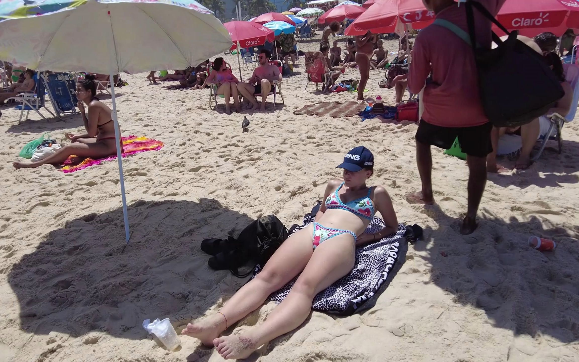 There's a lot of pretty girls. Let's go to the beach and see the view.