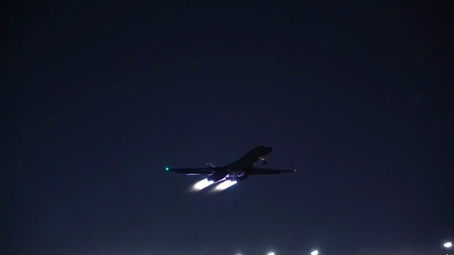 B-1B轰炸机夜间起飞