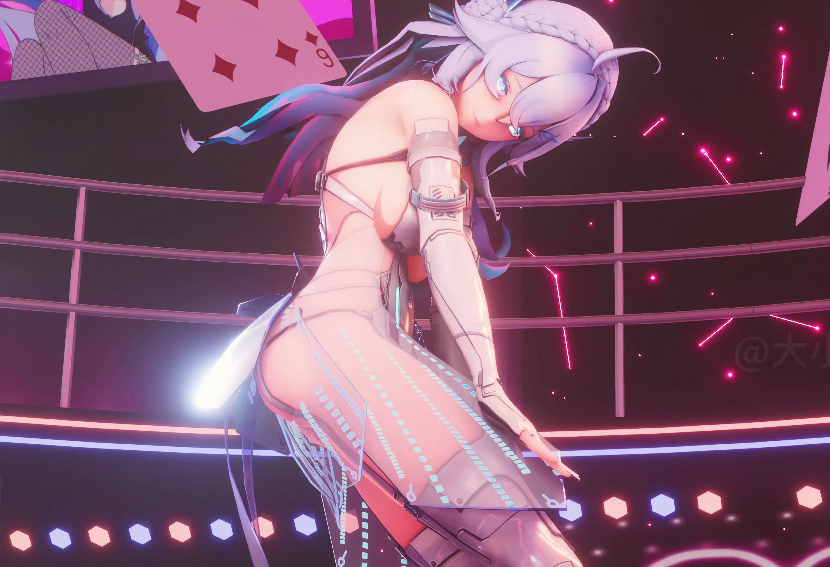 白天公路摸鱼，晚上夜店执勤