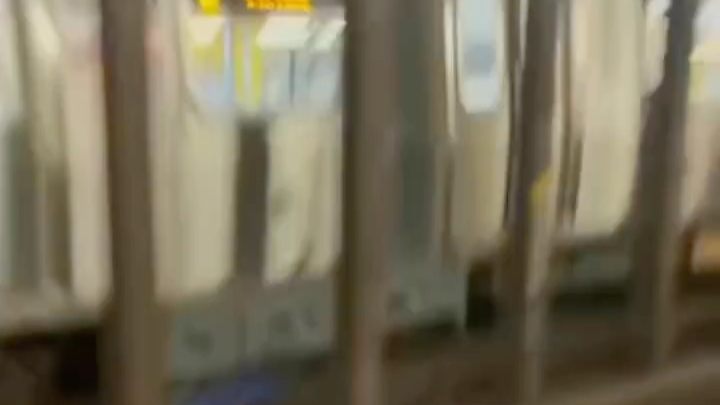 【纽约地铁】转载 自行车被扔入地铁道床 列车通过后发生爆炸 火花四溅