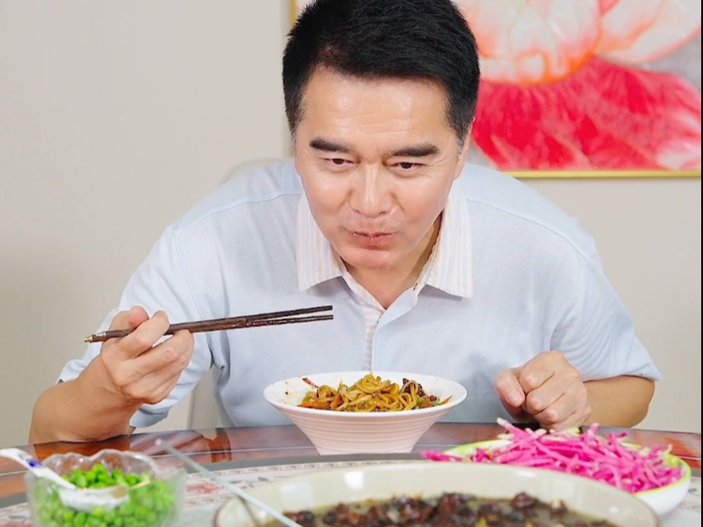 老学长真够清贫的啊，一碗炸酱面就把午饭给对付了